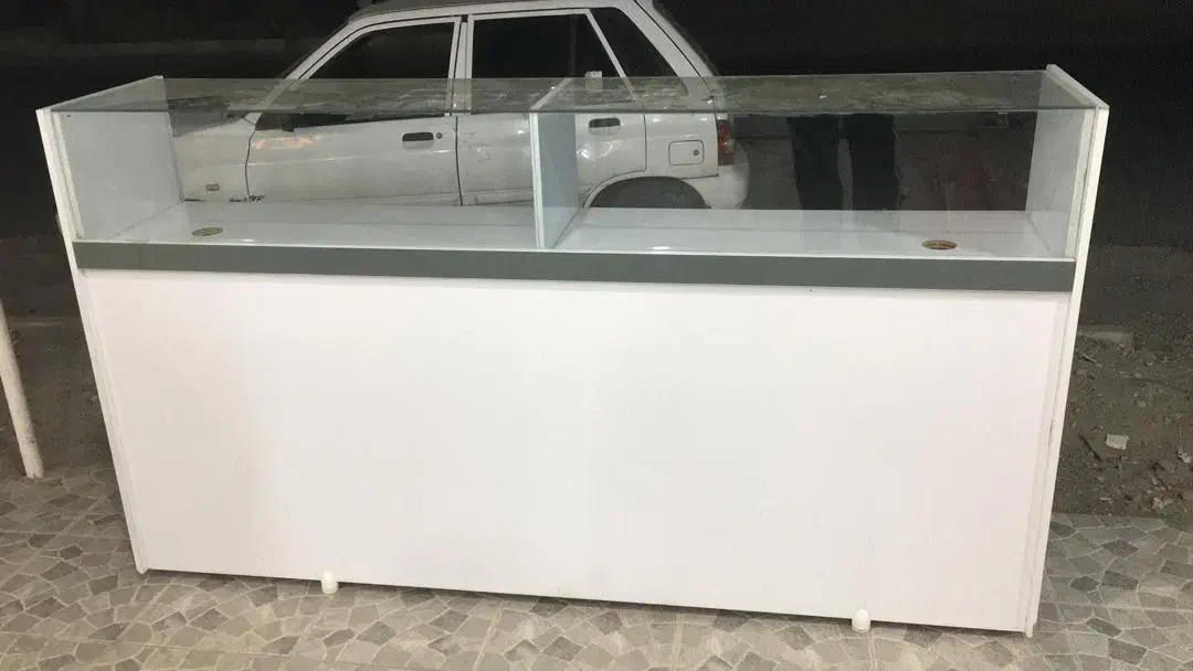 ویترین ام دی اف در حد نو چند ماه پیش ساخته شده.|فروشگاه و مغازه|جیرفت, |دیوار