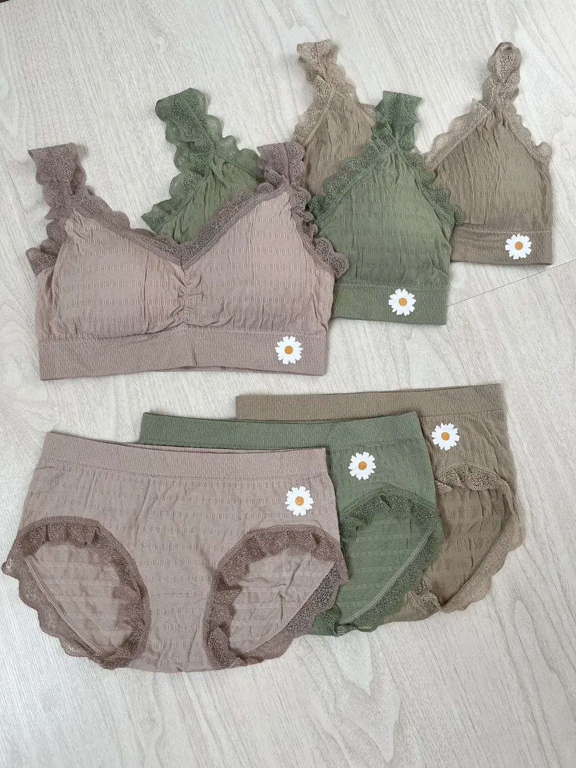 لباس زیر|لباس|رباط‌کریم, رباط‌کریم|دیوار