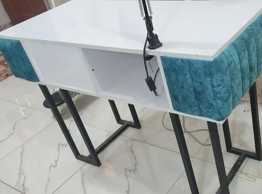 فروش میزناخنکاری کاملا نو تمیز|آرایشگاه و سالن‌های زیبایی|بروجن, |دیوار