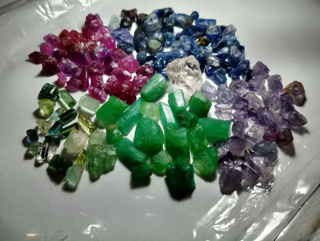 الماس یاقوت زمرد|جواهرات|مشهد, هفت تیر (حافظ)|دیوار