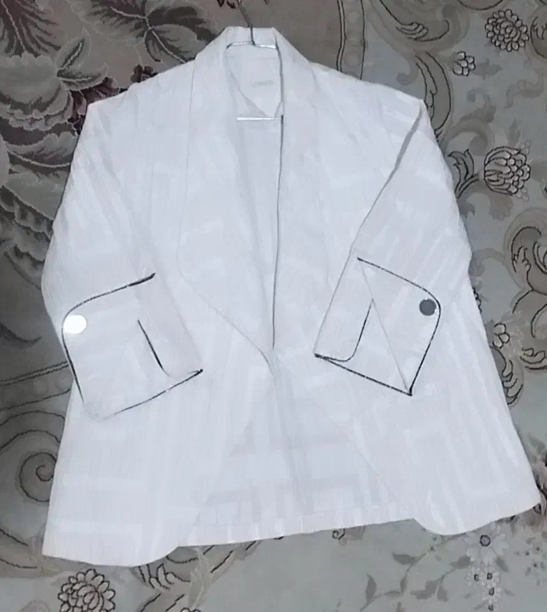 تعدادی کت زنانه|لباس|ساری, |دیوار