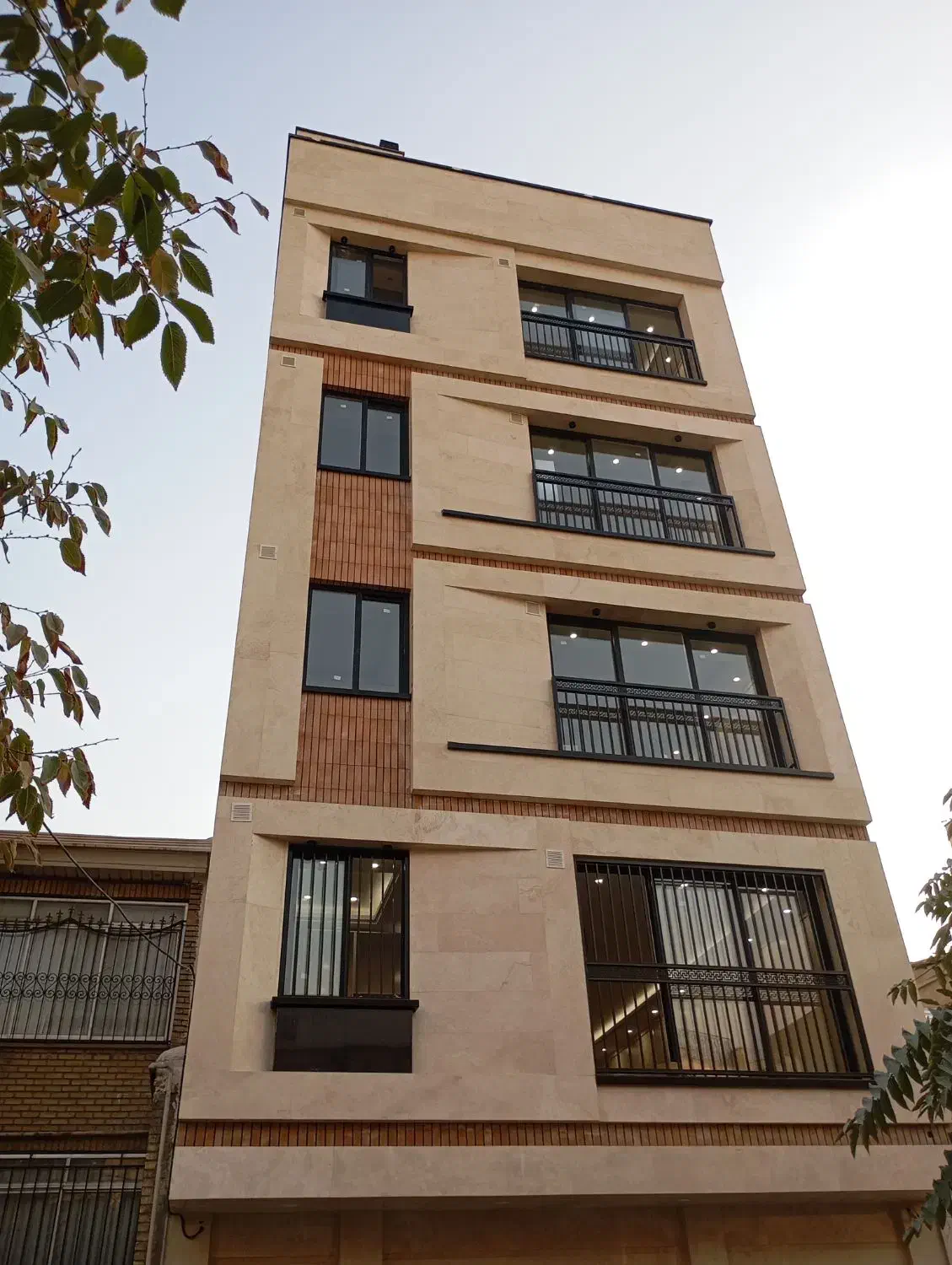 نصاب و نیروی ساده جهت نصب در و پنجره نیازمندیم|استخدام معماری، عمران و ساختمانی|تهران, پاسداران|دیوار