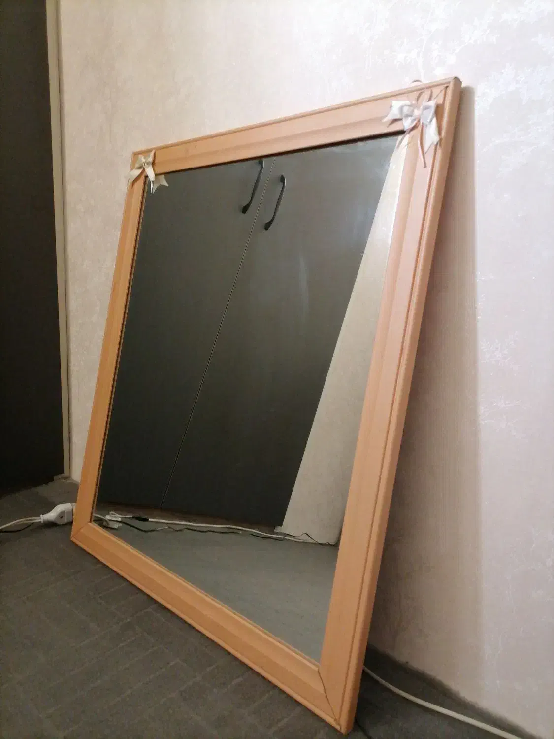 آینه|آینه|گلبهار, شهر جدید گلبهار|دیوار