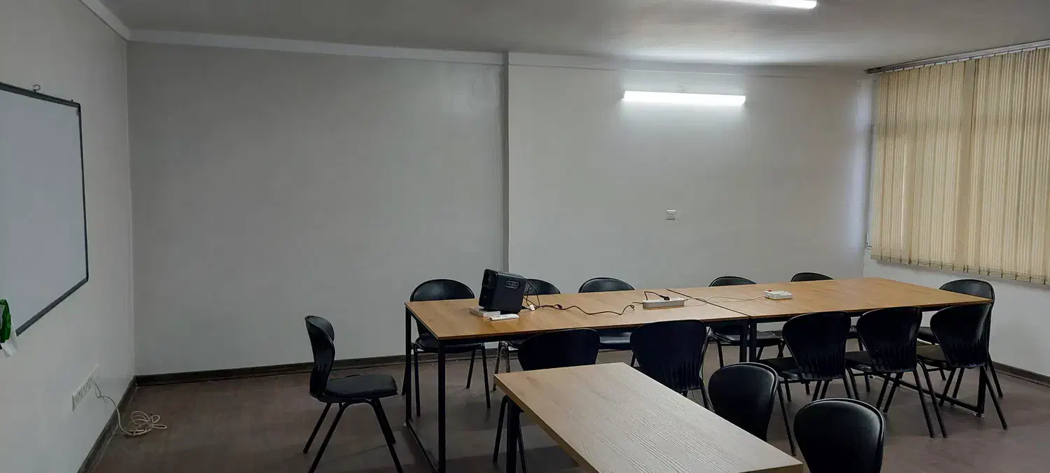 کلاس تدریس ساعتی|اجارهٔ کوتاه‌مدت دفتر کار و فضای آموزشی|شیراز, فلکه گاز|دیوار