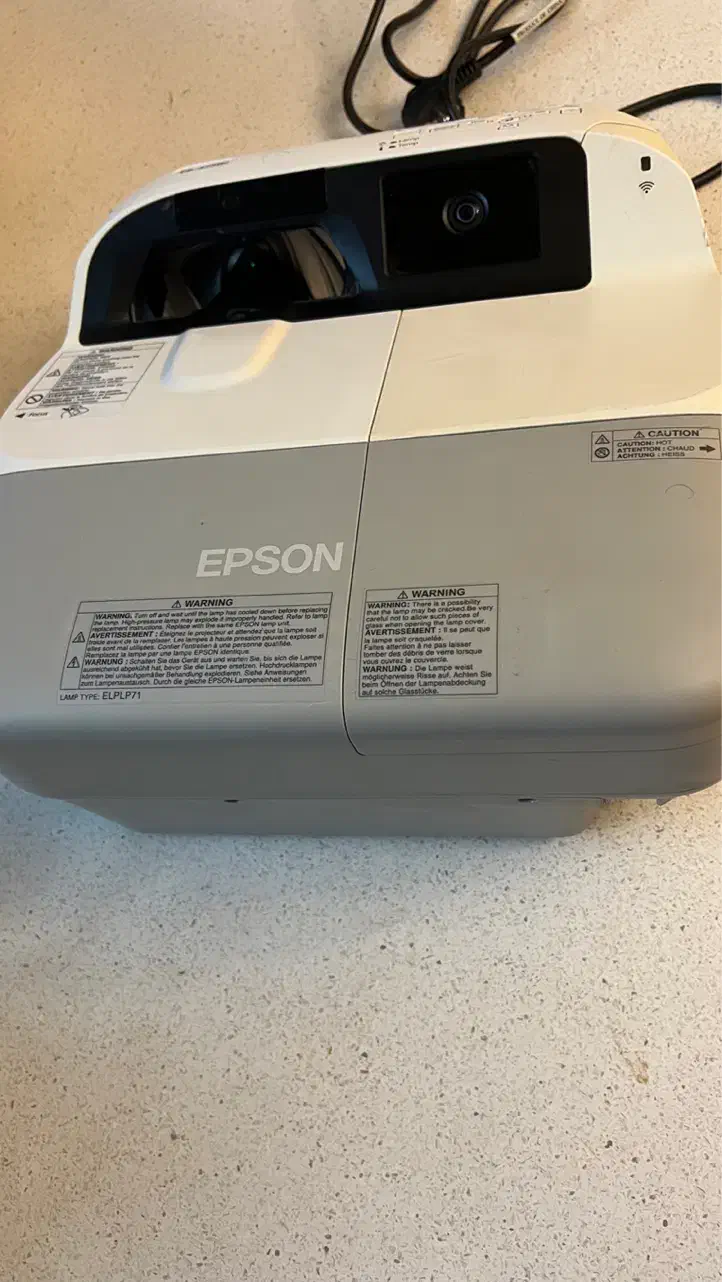 پروژکتور اپسون ژاپن همراه با پرده برقی فقط ۱۵ تومن|تلویزیون و پروژکتور|اصفهان, آبشار|دیوار