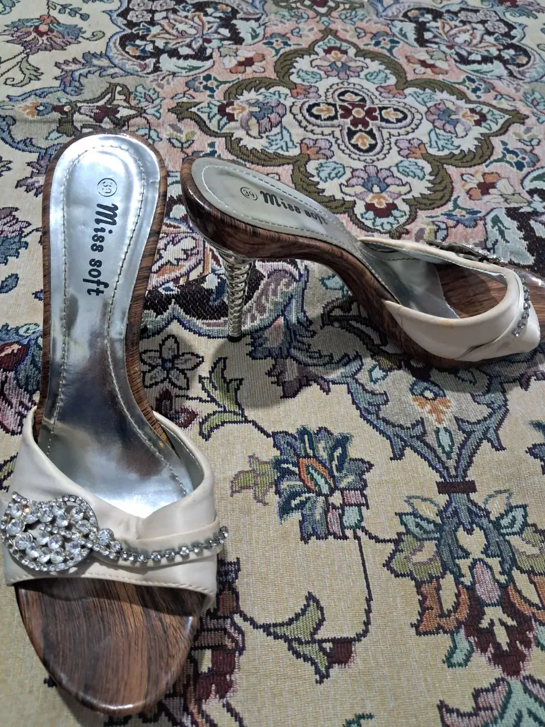 یک عدد صندل مجلسی کرم در حد نو ویک جفت کفش مجلسی|کیف، کفش، کمربند|کرج, عظیمیه|دیوار