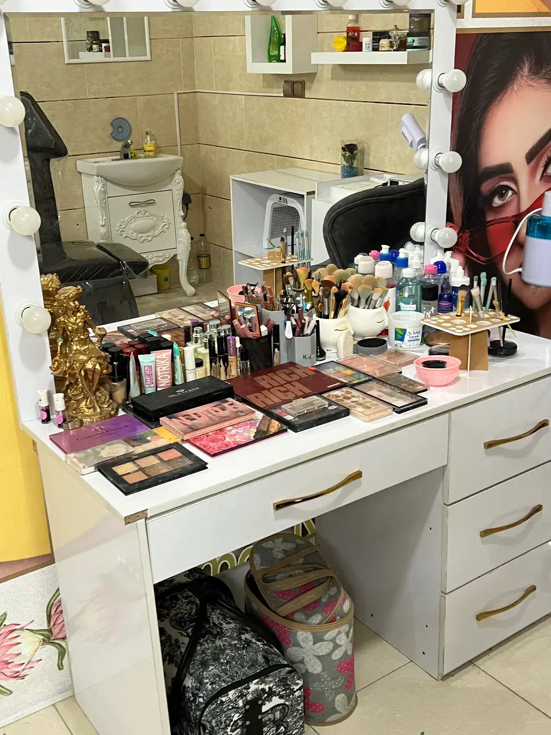 میزوصندلی میکاپ ومیز ناخن در حدنو|آرایشگاه و سالنهای زیبایی|شاهینشهر, فردوسی|دیوار