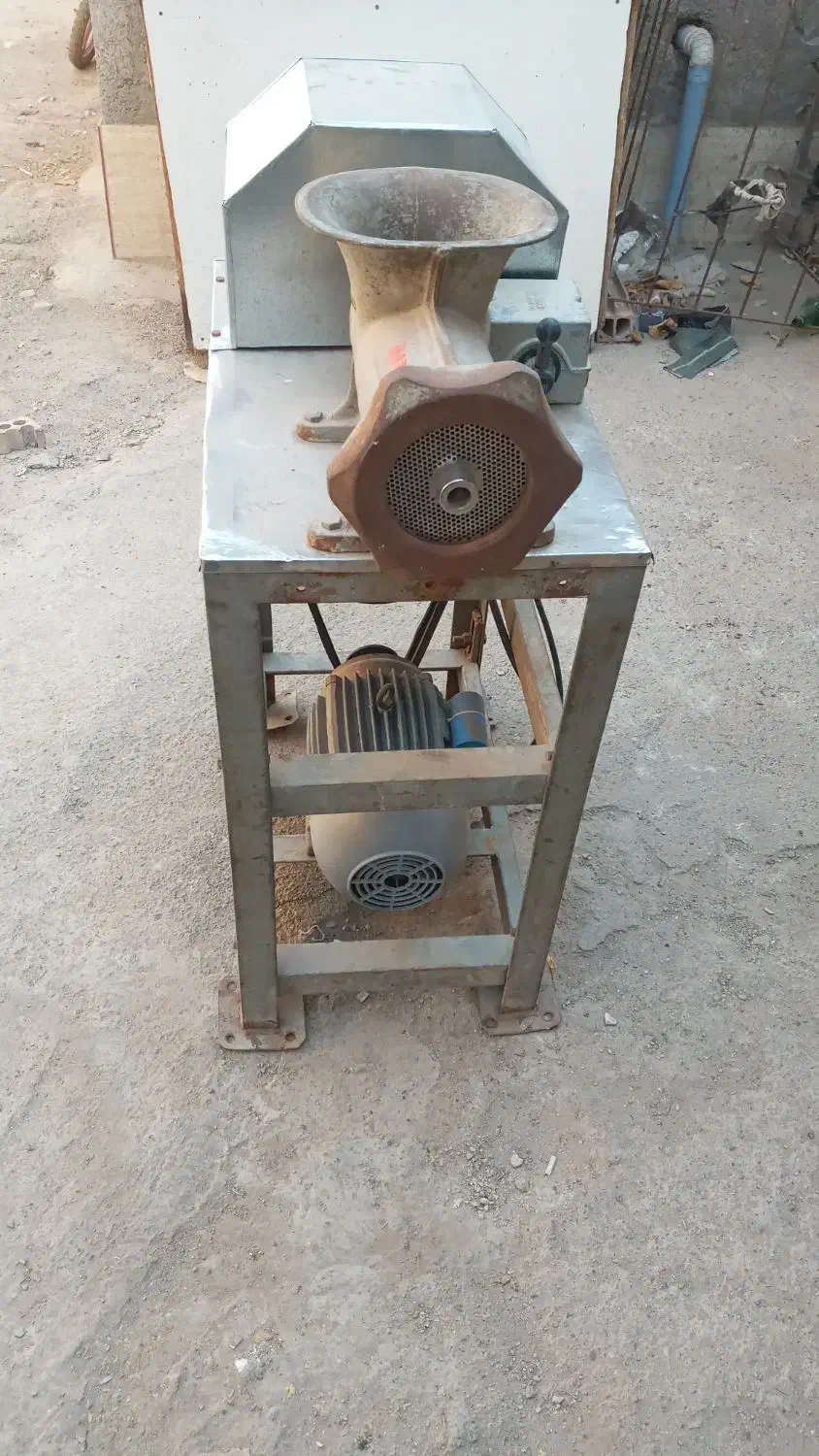 ۳عدد چرخ گوشت صنعتی 42 و ۳عدد سرخ کن صنعتی 25لیتری|کافیشاپ و رستوران|پاکدشت, حصار امیر|دیوار