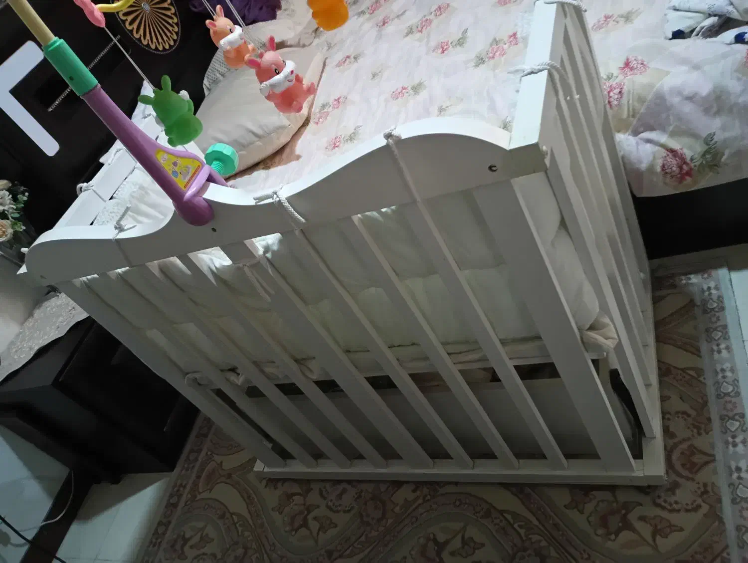 تخت کنار مادر|تخت و صندلی بچه|ری, سیزده آبان|دیوار