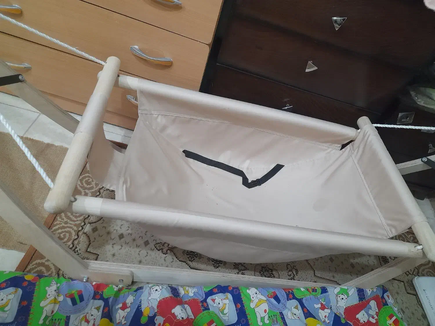 ننو چوبی با تشک ترک و آغوشی سوییسی و قنداق فرنگی|تخت و صندلی بچه|اصفهان, سپاهانشهر|دیوار