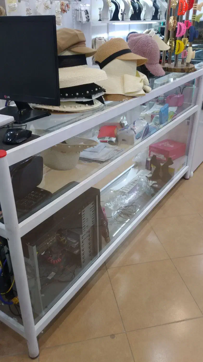 میز ویترین شیشه وفلزو استند جوراب|فروشگاه و مغازه|سبزوار, کوی گلستان|دیوار