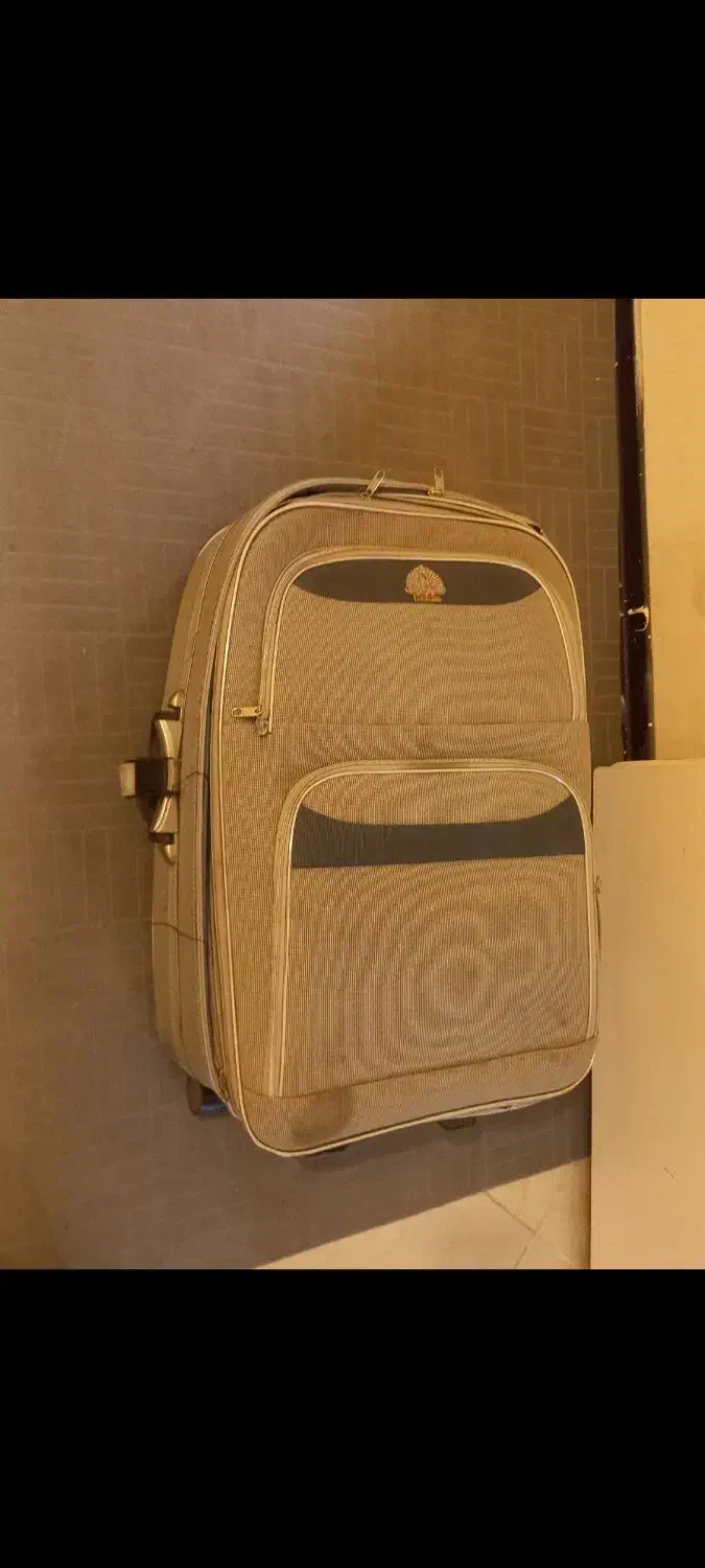 چمدان بزرگ|کیف، کفش، کمربند|پرند, فاز ۶|دیوار