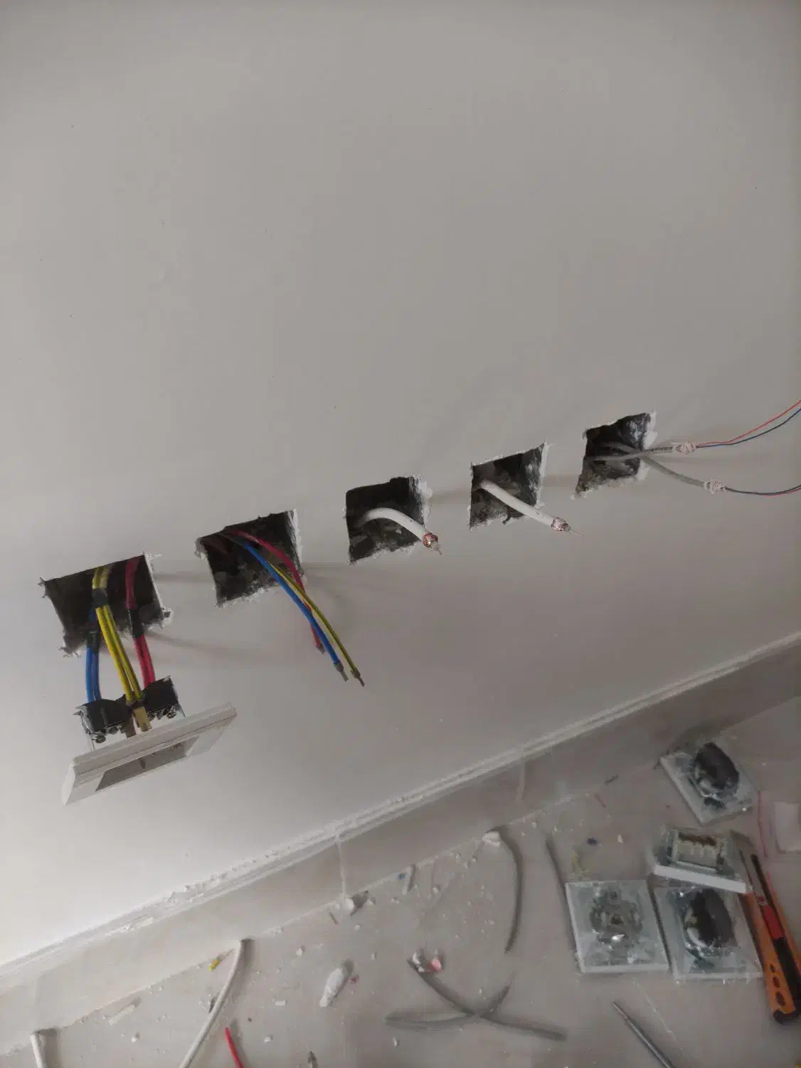 نیروی ساده و نیمه ماهر برقکاری ساختمان|استخدام معماری، عمران و ساختمانی|محمدشهر, محمدشهر|دیوار