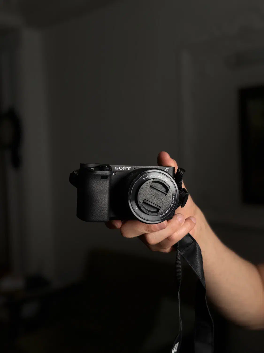 دوربین سونی الفا ۶۴۰۰ با لنز 16-50|دوربین عکاسی و فیلم‌برداری|رشت, چمارسرا|دیوار