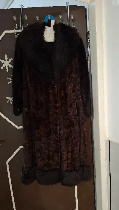 پالتو|لباس|مشهد, چهاربرج|دیوار