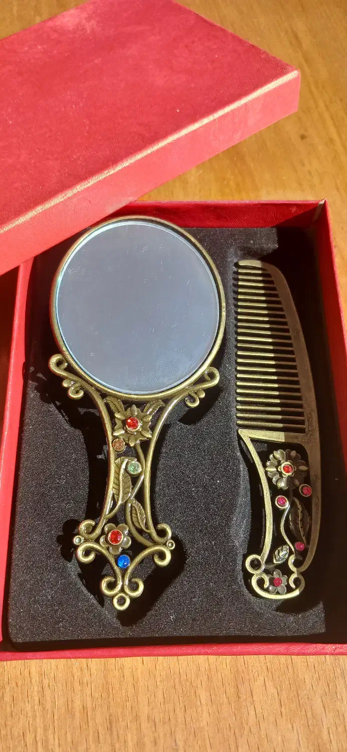 آینه و شانه ی برنجی|کلکسیون اشیاء عتیقه|تهران, فلسطین (میدان انقلاب)|دیوار