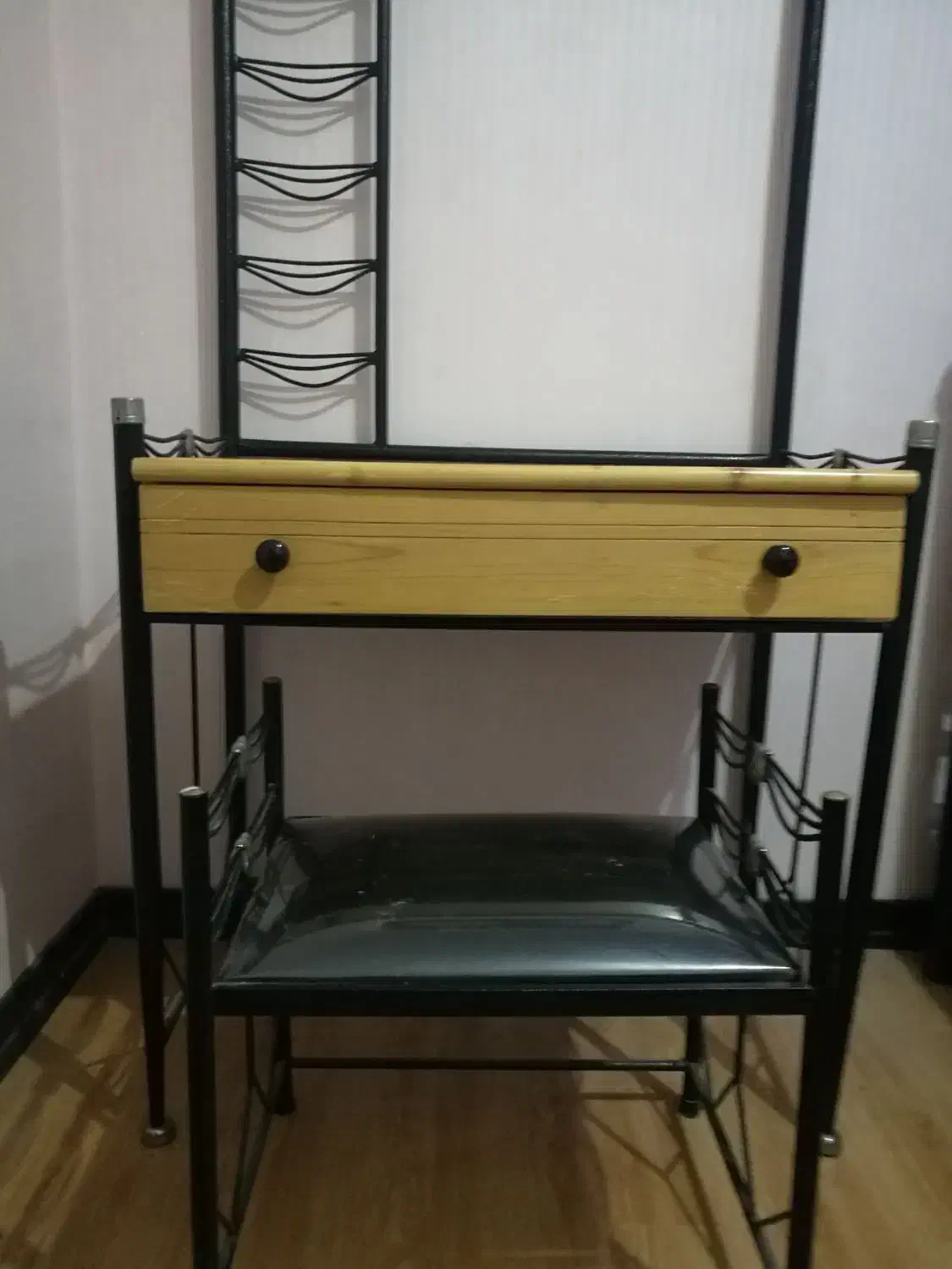 تخت دونفره به همراه میز آرایش|تخت و سرویس خواب|سمنان, |دیوار