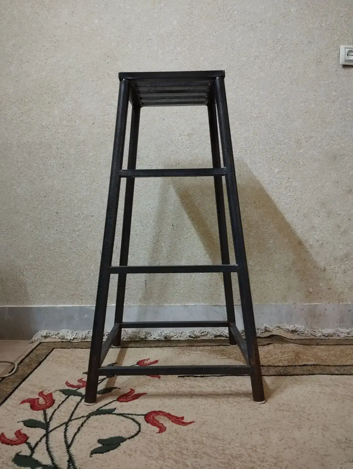 چهار پایه|صندلی و نیمکت|ساوه, |دیوار