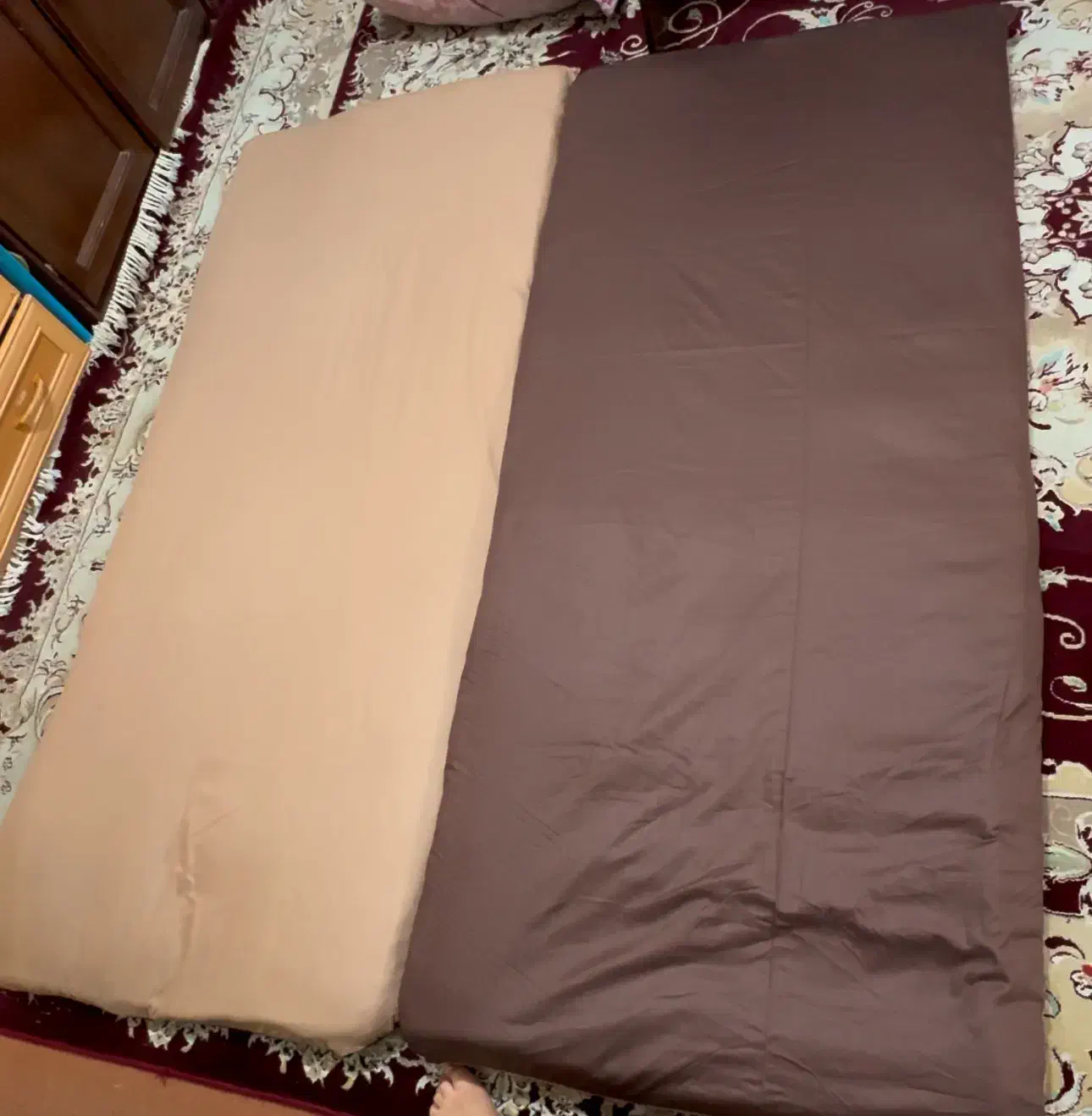 رو تشکی و رو بالشتی|رختخواب، بالش، پتو|شیراز, گلدشت معالیآباد|دیوار