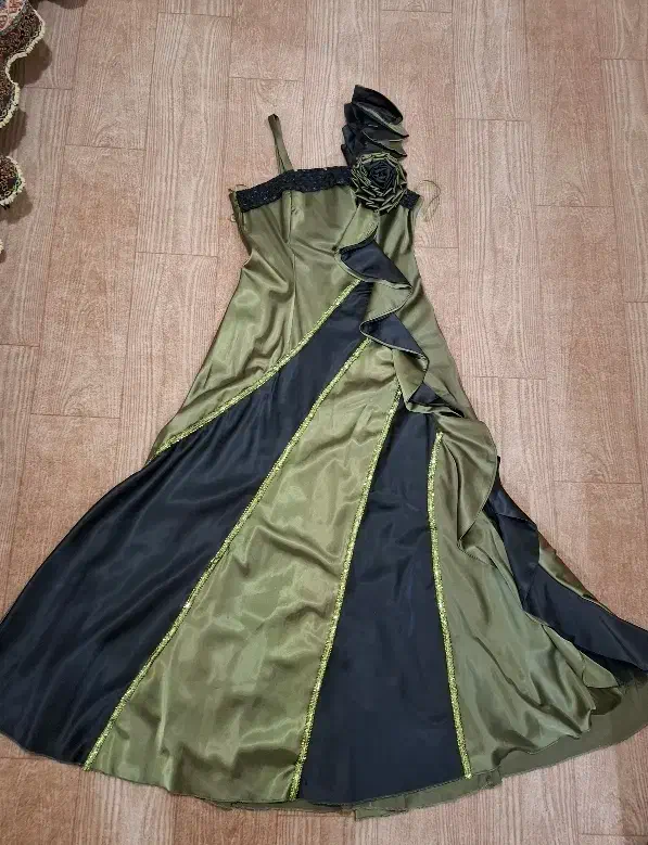 تعدادی لباس مجلسی در حد نو|لباس|جاجرود, |دیوار