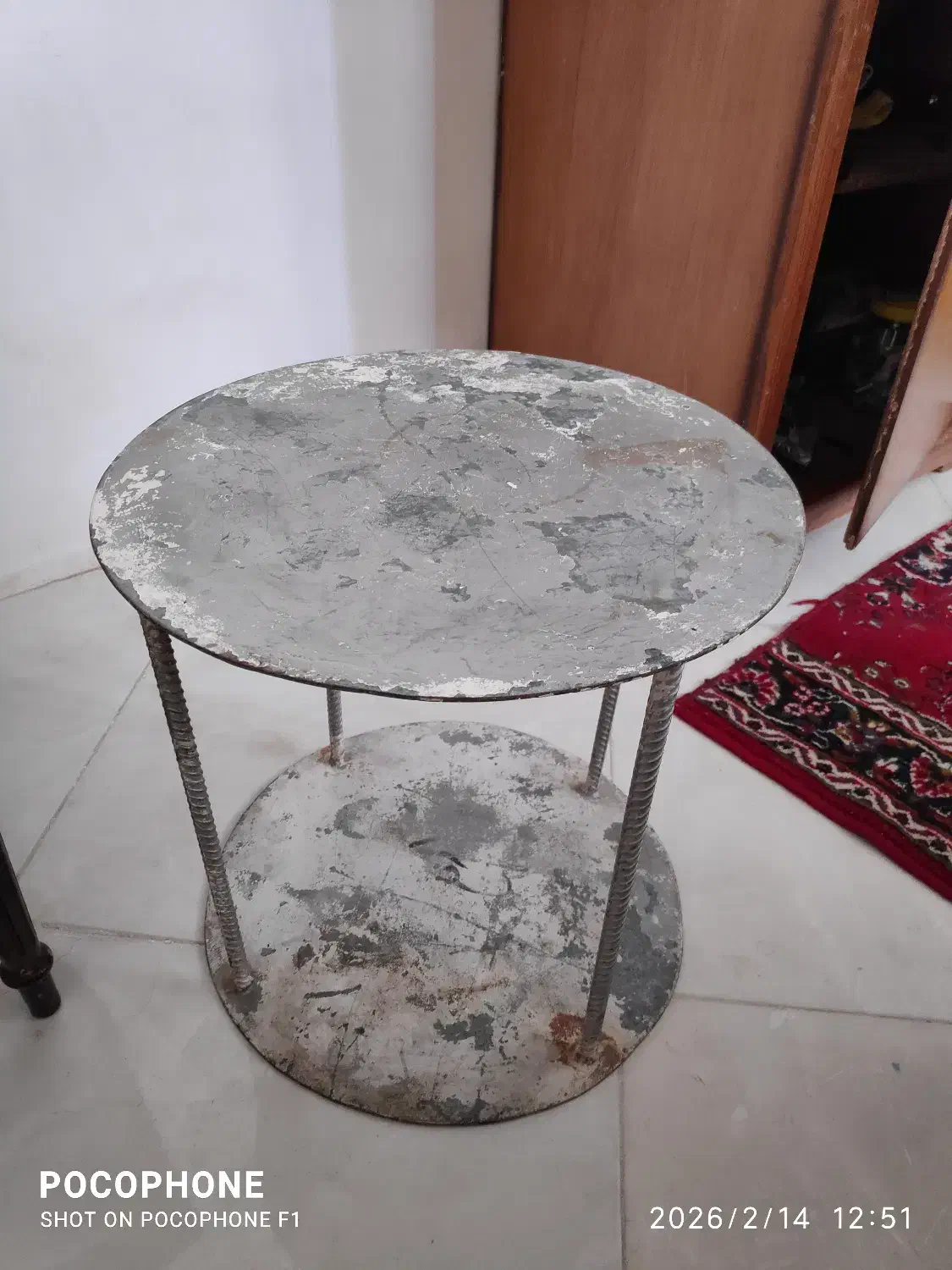 دو عدد میز|میز تحریر و کامپیوتر|گلبهار, شهر جدید گلبهار|دیوار