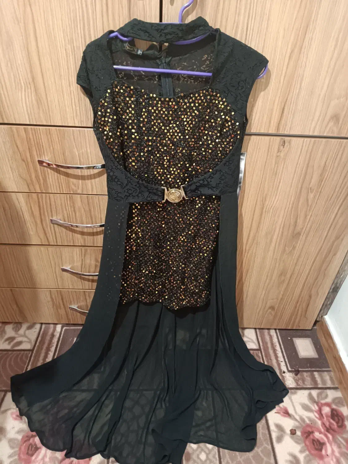 تعدادی لباس|لباس|ملایر, |دیوار