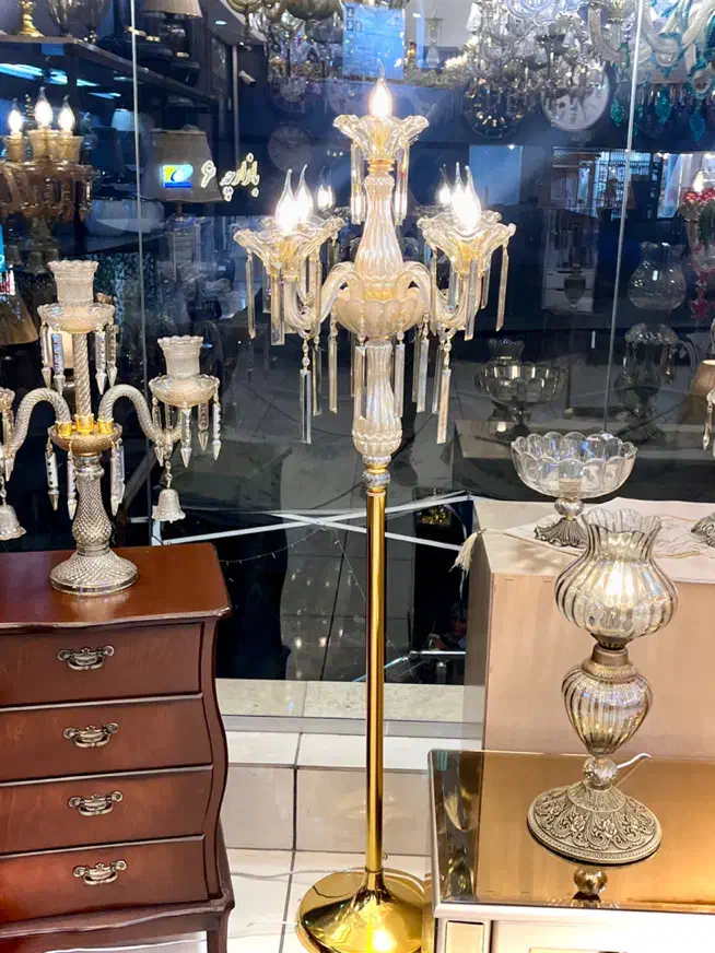 آباژور ایستاده کنارسالنی کریستالی|چراغ خواب و آباژور|تهران, اکباتان|دیوار