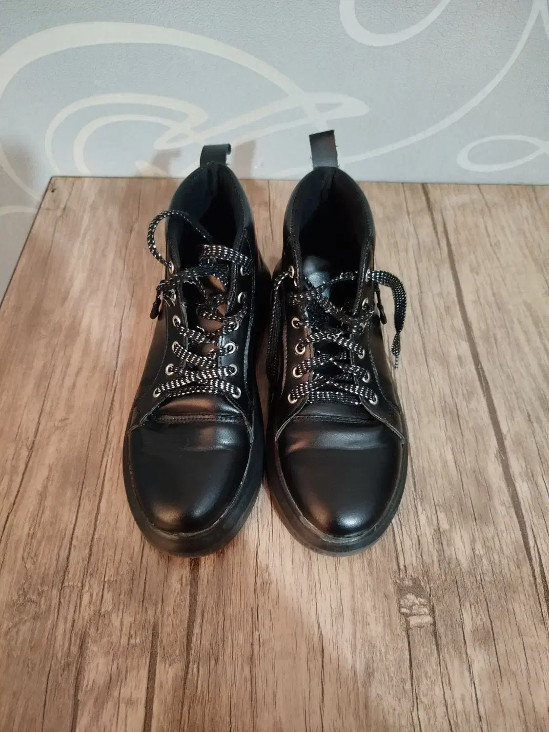 نیم بوت|کیف، کفش، کمربند|صدرا-فارس, فاز ۲|دیوار