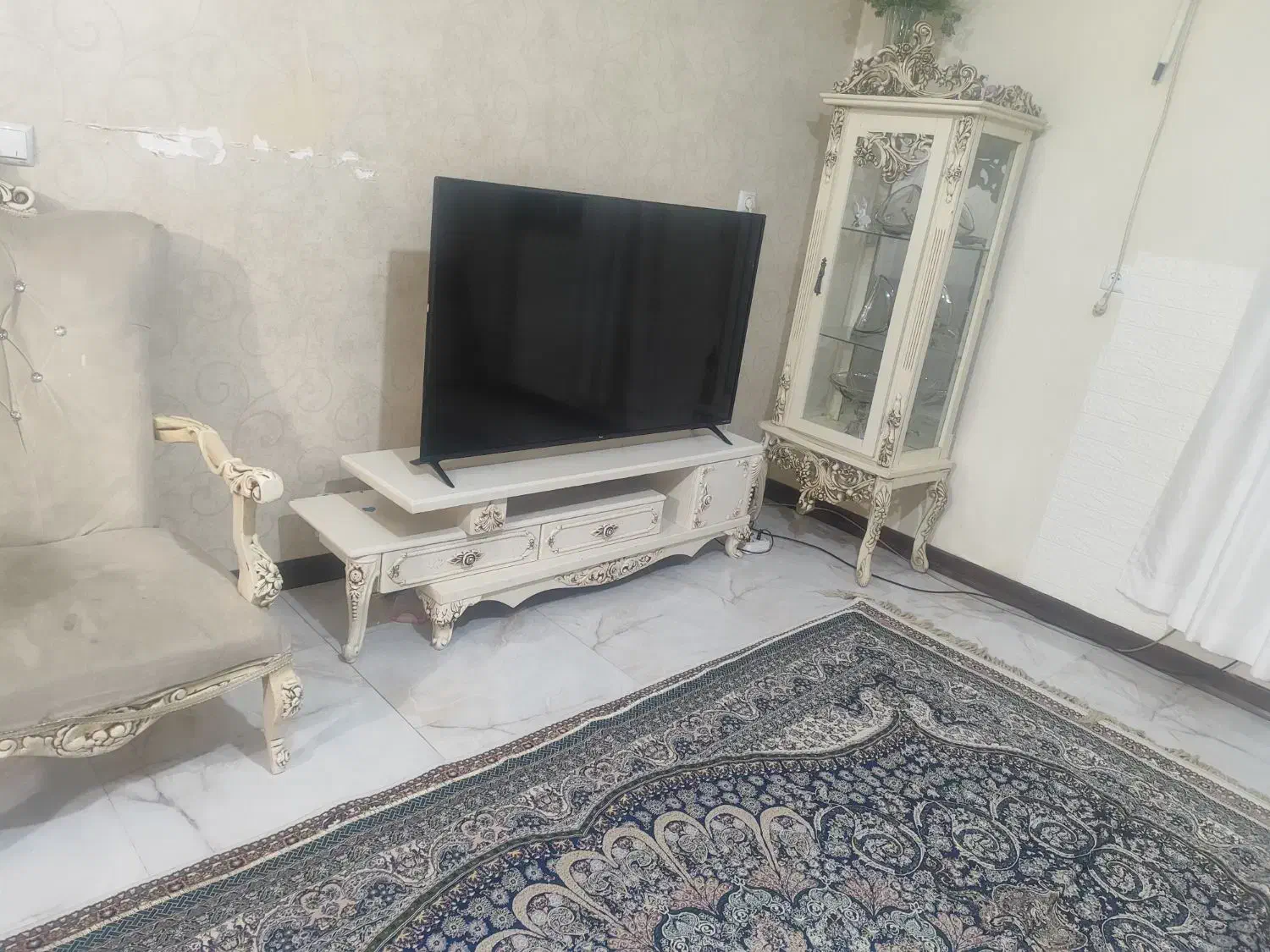 مبل و میز تلویزیون و بوفه و تختخواب و میز ناهارخ|مبلمان خانگی و میز عسلی|کرج, کلاک نو|دیوار