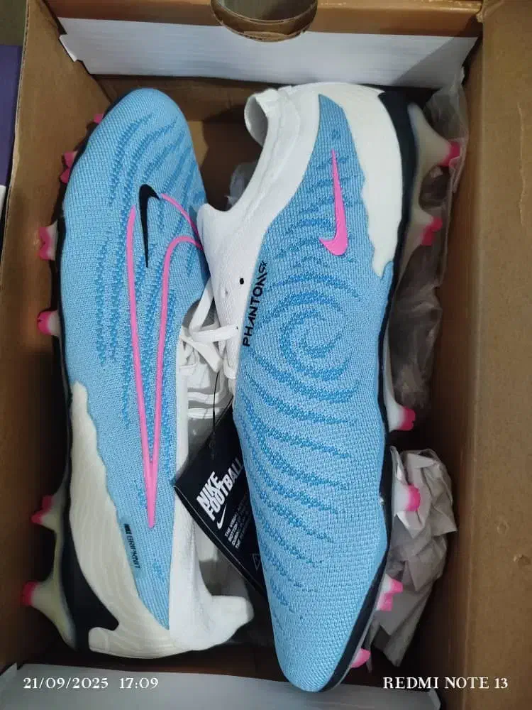 کفش فوتبال|کیف، کفش، کمربند|گتوند, |دیوار