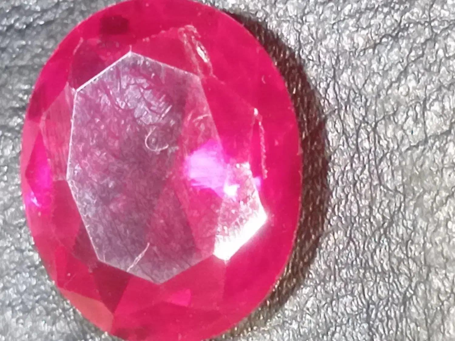 یاقت سرخ|جواهرات|شاهینشهر, گزبرخوار|دیوار