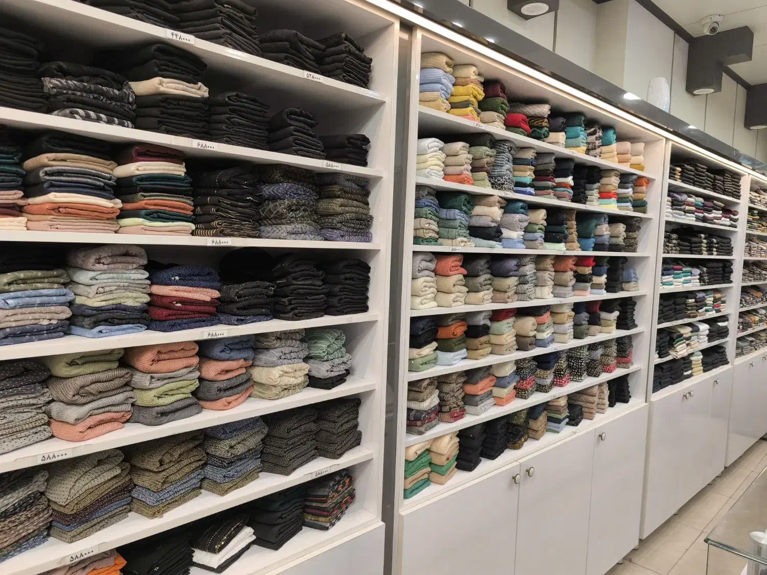 فروشنده خانم با فن بیان بالا|استخدام بازاریابی و فروش|اصفهان, باب الدشت|دیوار