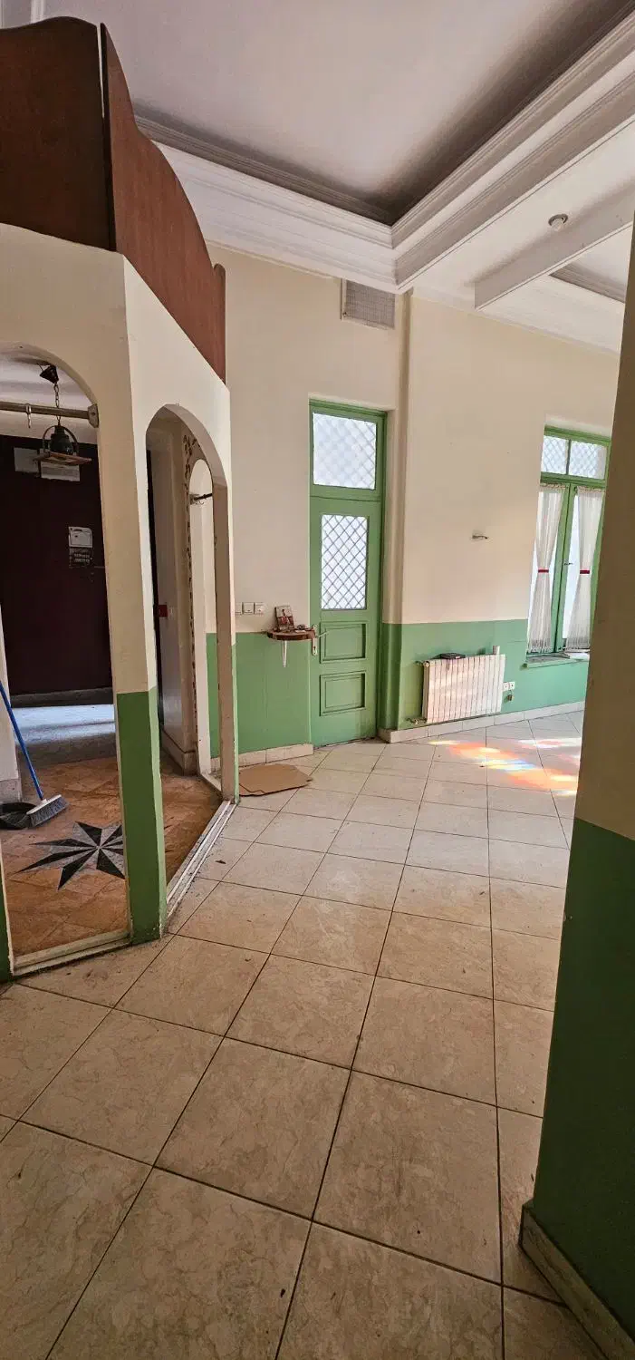 ۸۰۰ متر بنا با ۳۰۰ متر حیاط دربست خ نجات الهی