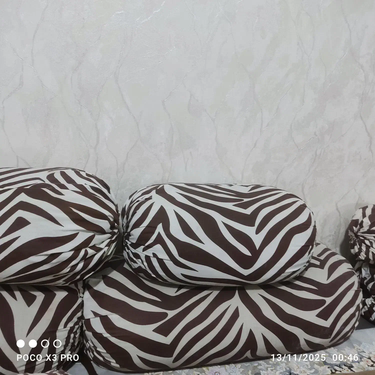 بالشت گرد بزرگ و کوچک|رختخواب، بالش، پتو|شیراز, شهرک ایثار|دیوار