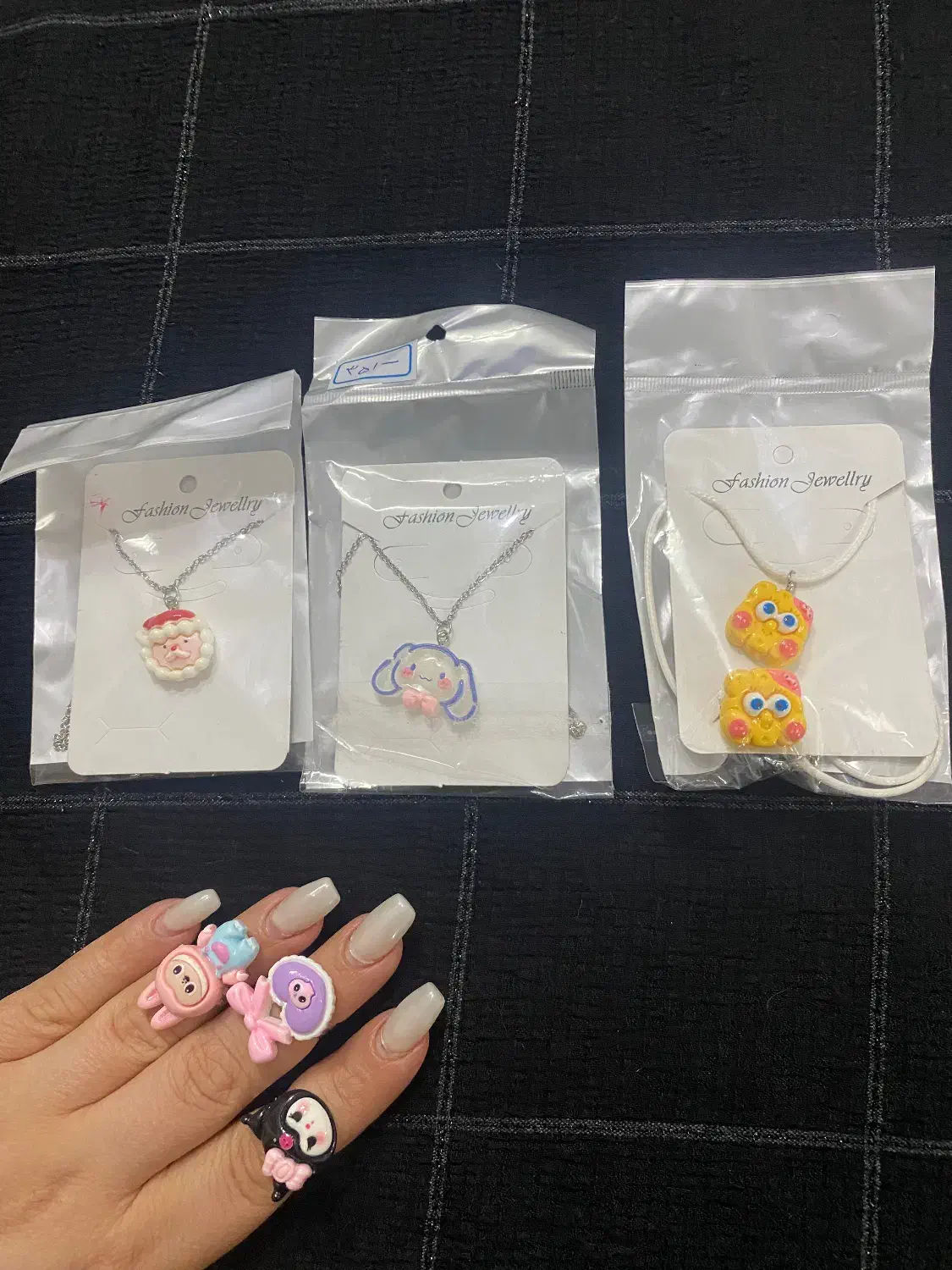 گردنبند بچگانه|اسباب‌بازی بچه|قم, باغ کرباسی|دیوار