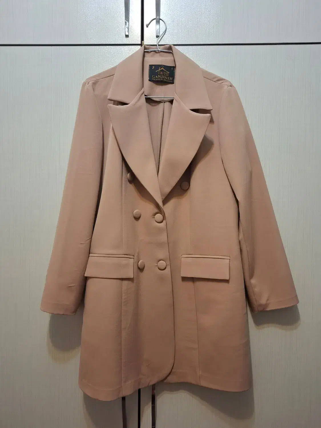 کت کرمی|لباس|بروجن, |دیوار