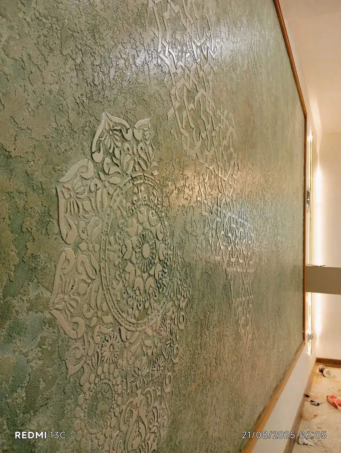 نقاشی ساختمان میکروسمنت پتینه کمترین دستمزد|خدمات پیشه و مهارت|اصفهان, تخت فولاد|دیوار