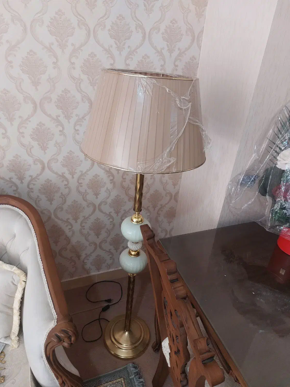 اباژور ایستاده نو کرمی رنگ و طلایی|چراغ خواب و آباژور|سهند, |دیوار