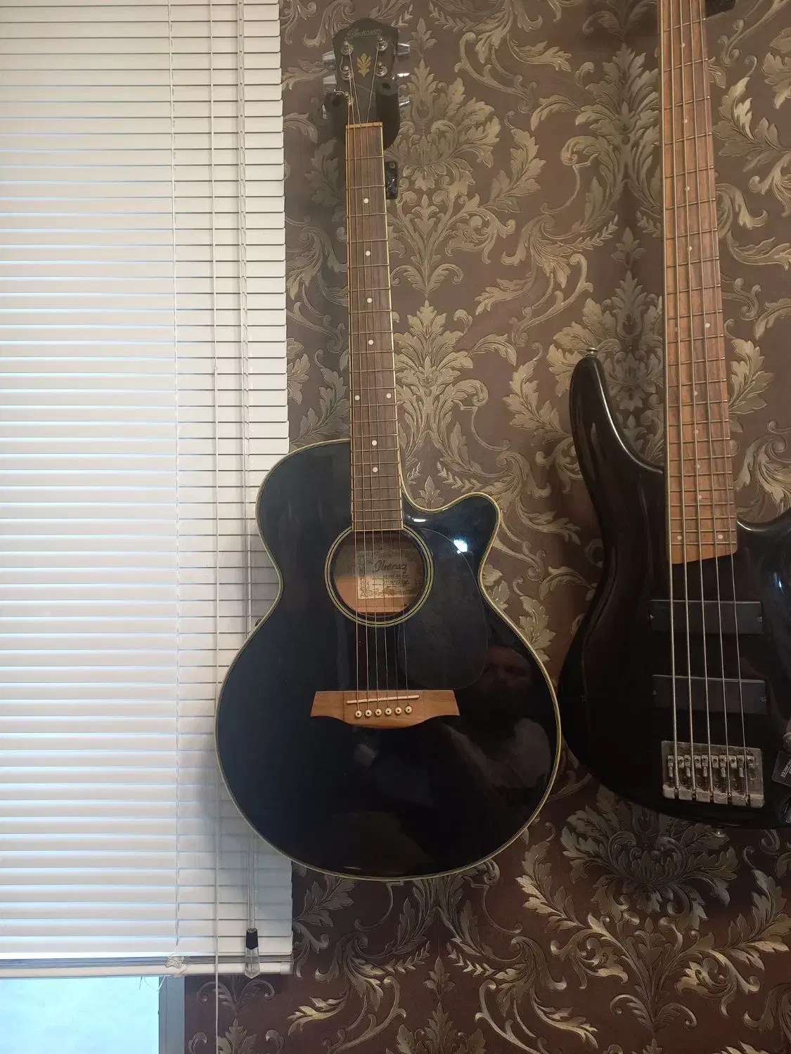 گیتار آکوستیک|گیتار، بیس، امپلیفایر|رشت, خواهر امام|دیوار