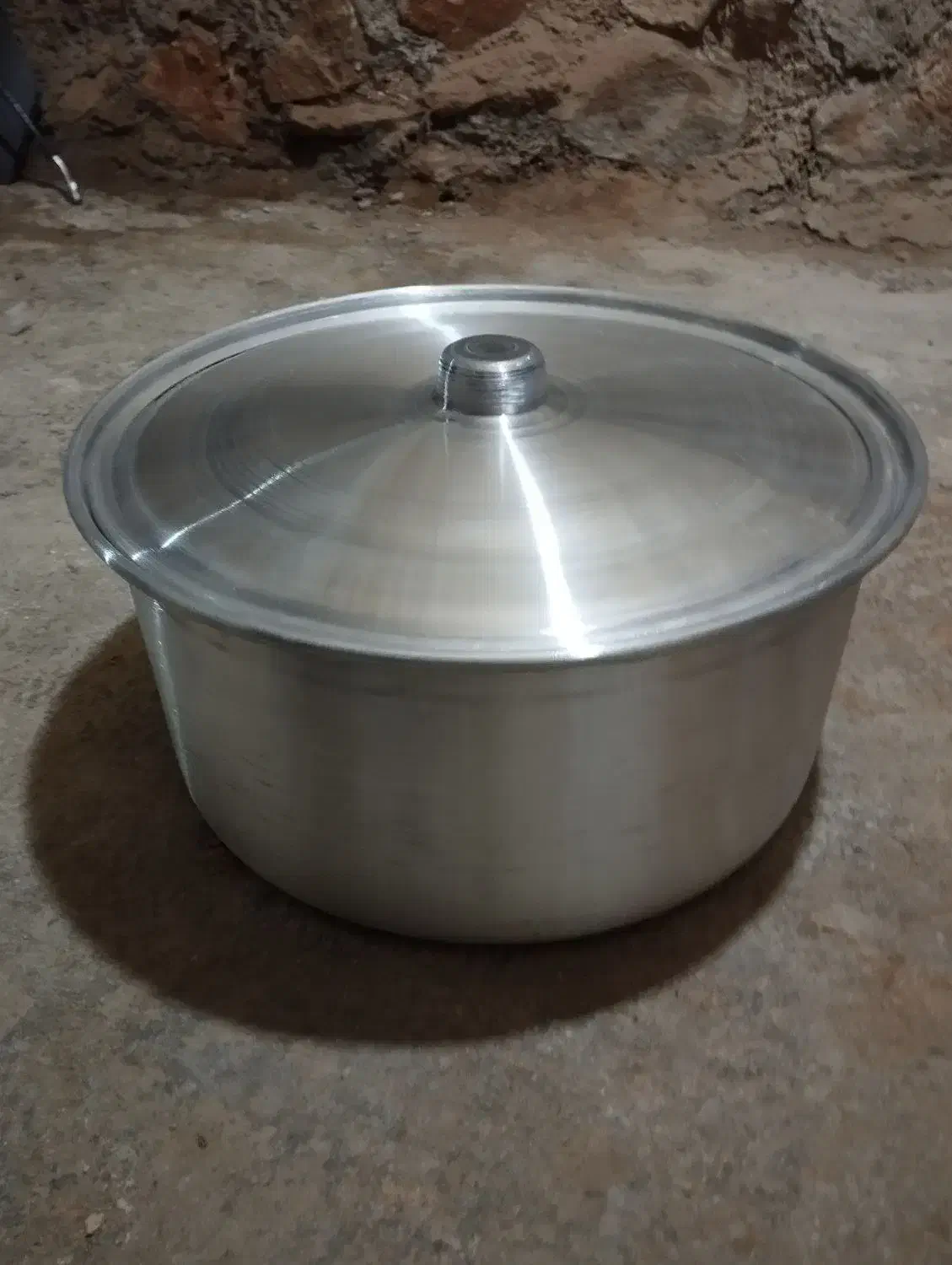 قابلمه روحی|ظروف پختوپز|زنده رود, |دیوار