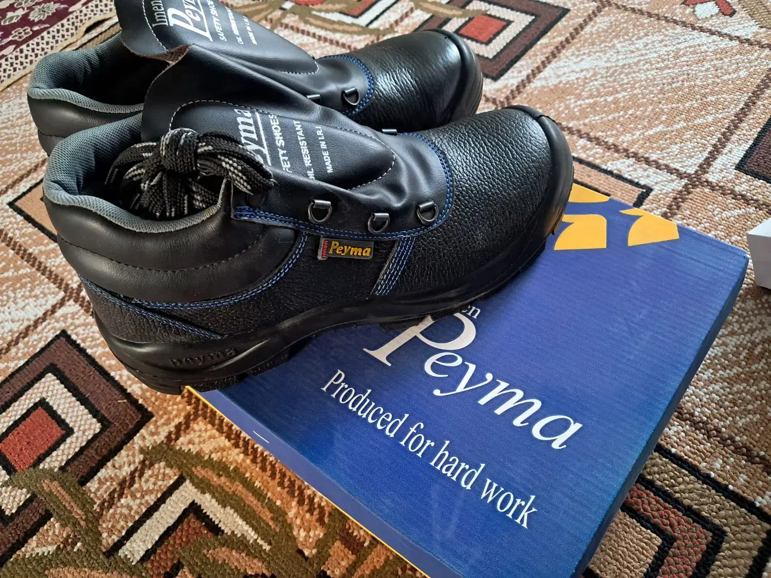 کفش ایمنی|کیف، کفش، کمربند|شیراز, مسلم|دیوار