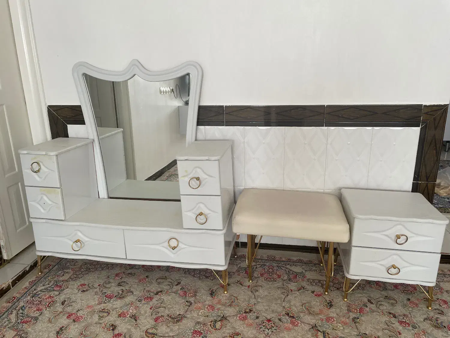 میز ارایش|آرایشگاه و سالن‌های زیبایی|پاوه, |دیوار