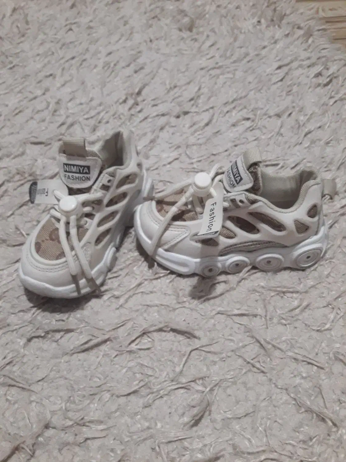 کتونی|کفش و لباس بچه|صومعهسرا, |دیوار