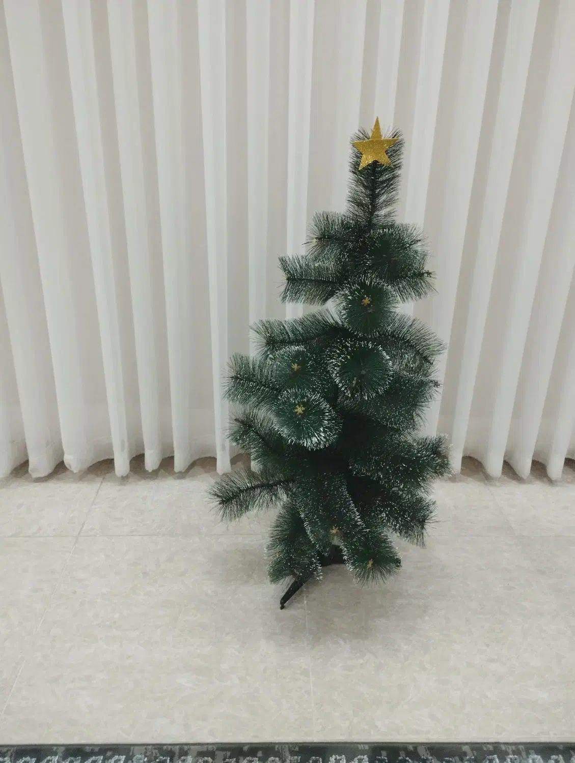 درخت کریسمس کنار سالنی|گل مصنوعی|سلماس, |دیوار