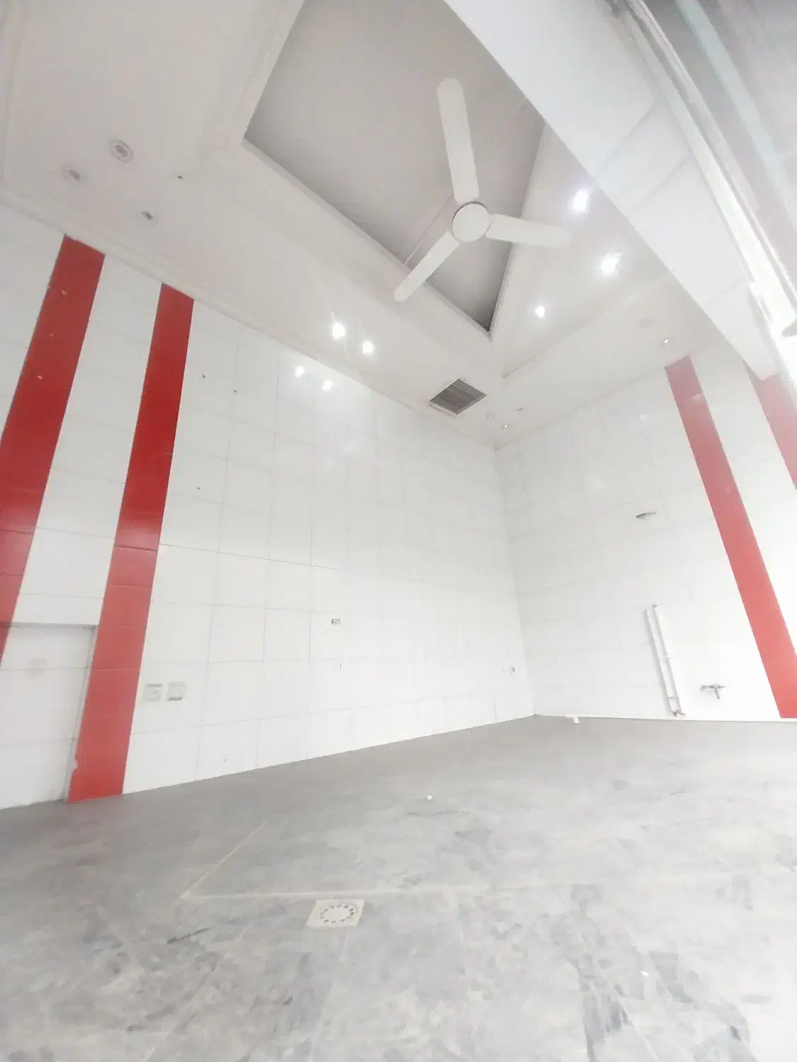 *میرداماد +میدان مادر* 15 متر مغازه کف خیابان بر ۵|اجارهٔ مغازه و غرفه|تهران, میرداماد|دیوار