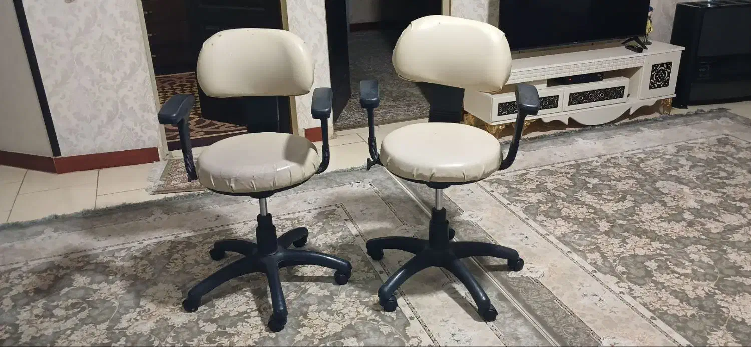 دوعدد صندلی چرخدار با رویه چرم|صندلی و نیمکت|کرج, کمالشهر|دیوار