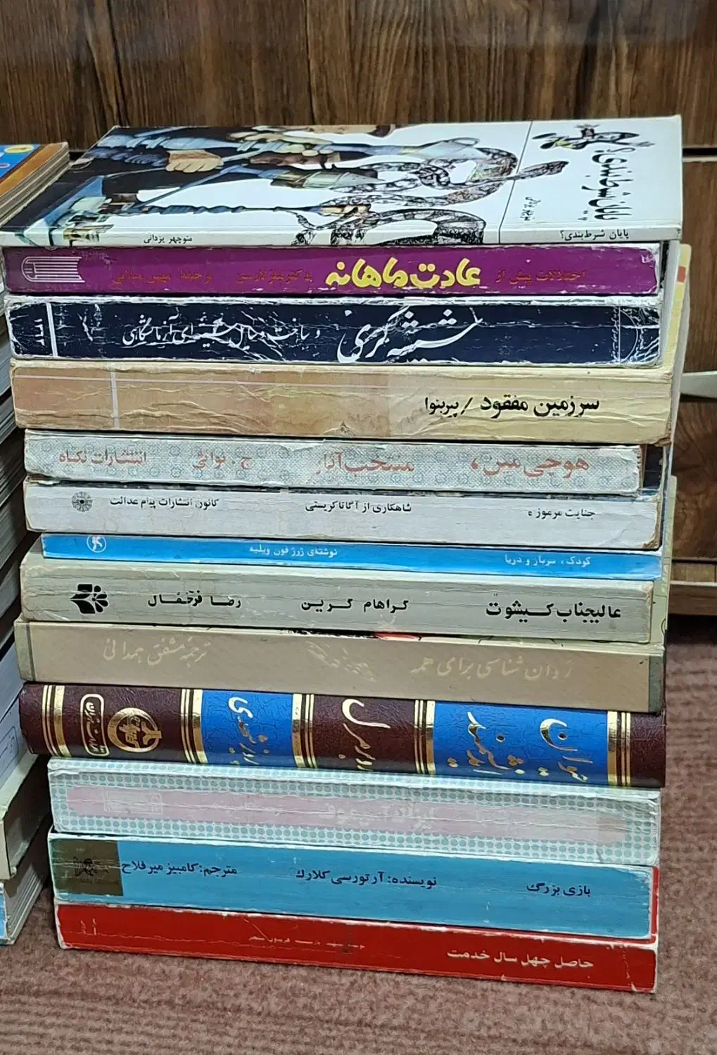 تعدادی کتاب تاریخی و رمان ادبی مصور|کتاب و مجله تاریخی|قائم‌شهر, |دیوار