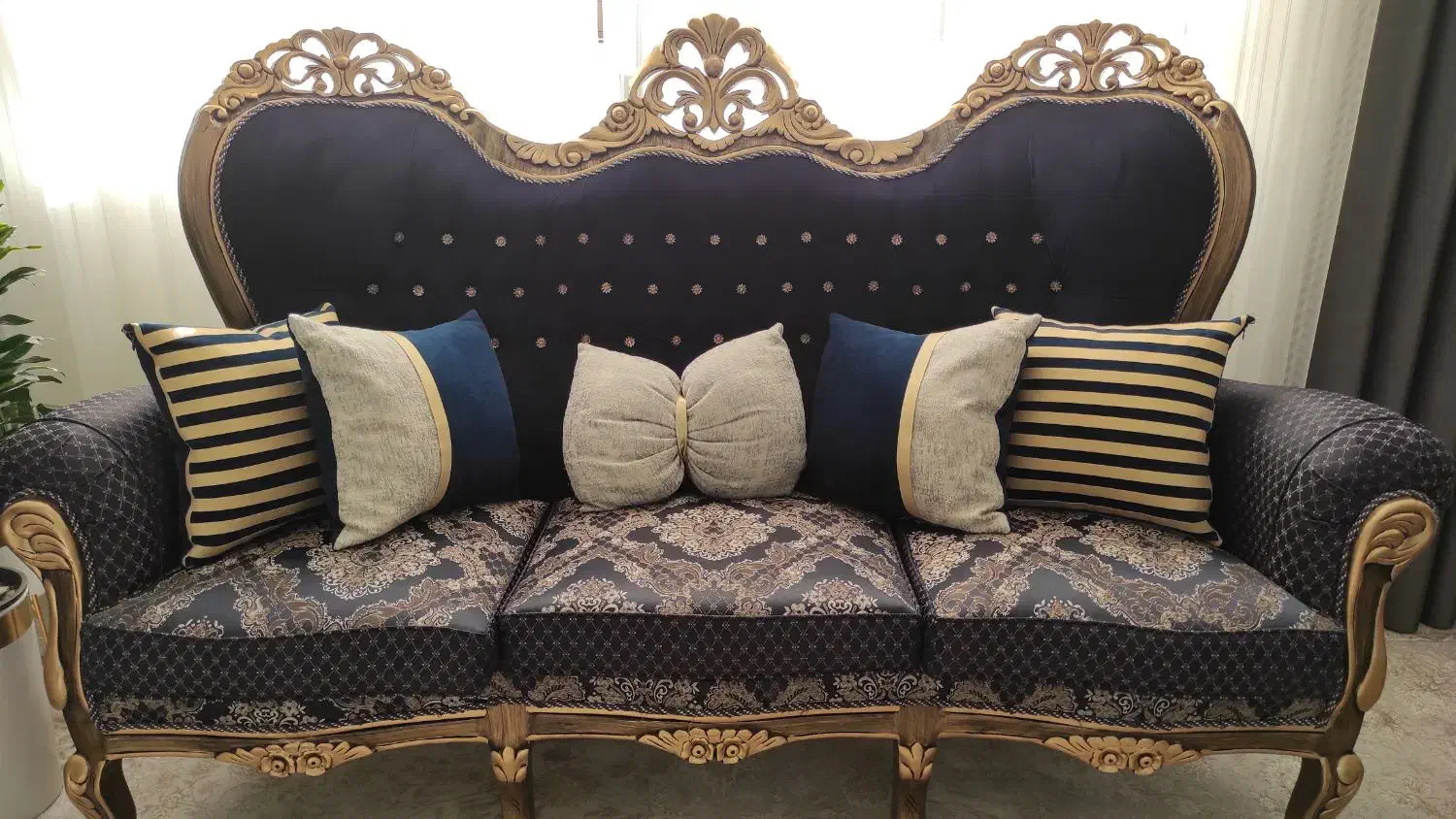 ست مبلمان سلطنتی به همراه میزناهارخوری وویترین|مبلمان خانگی و میز عسلی|فارسان, |دیوار