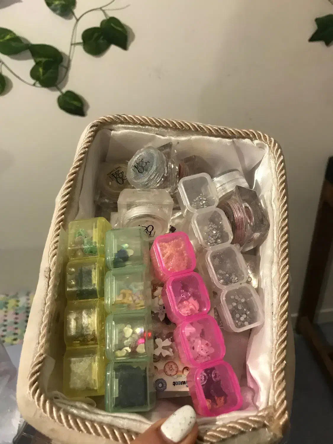 وسایل ناخن کامل به همراه میز بزرگ برا کار|آرایشگاه و سالنهای زیبایی|قم, دورشهر|دیوار