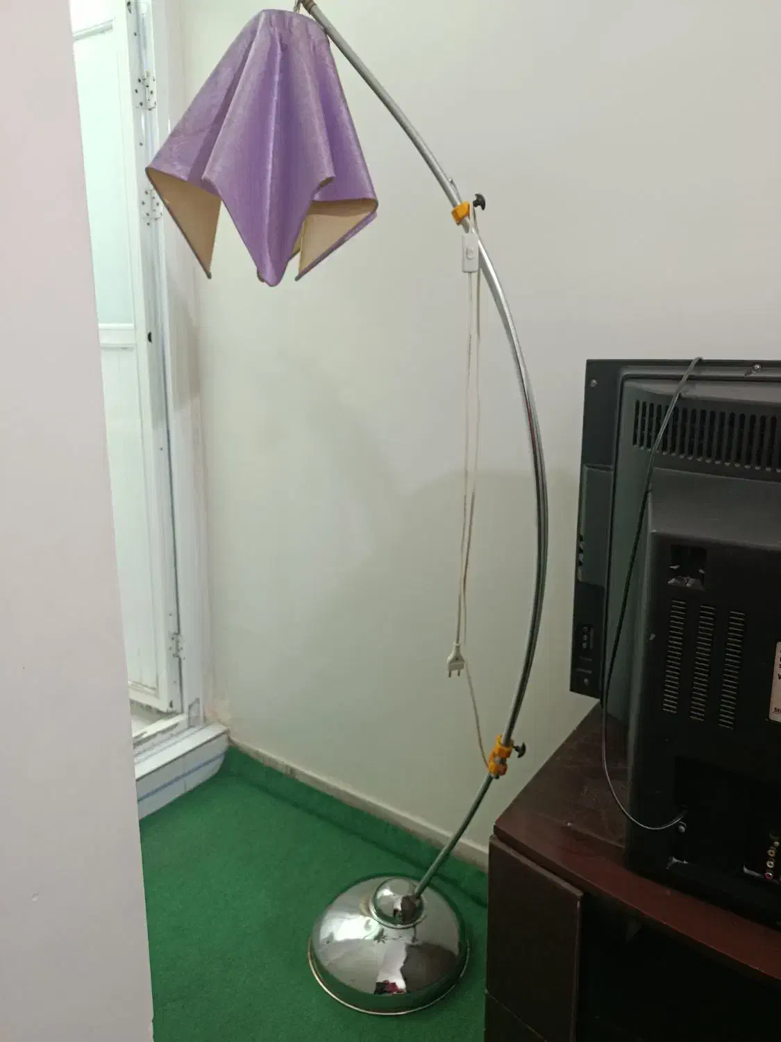 آباژور ایستاده کنارسالنی|چراغ خواب و آباژور|کرج, بنیاد|دیوار